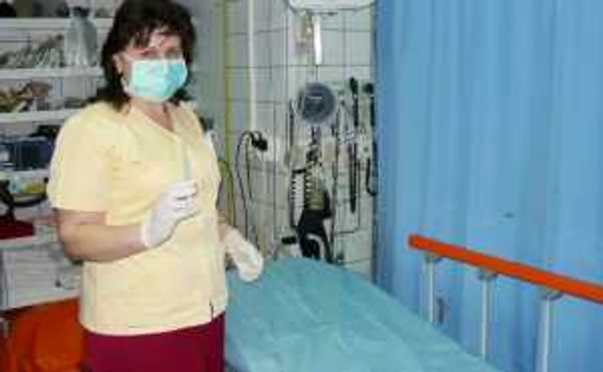 Un medic se pregăteşte să injecteze vaccinul împotriva virusului A H1N1