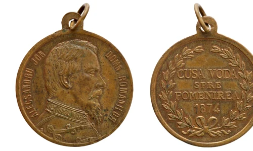 Medalie creată pentru parastasul de un an de la moartea domnitorului Alexandru Ioan Cuza, emisă în 1874 (foto: Muzeul Național de Istorie a Transilvaniei)