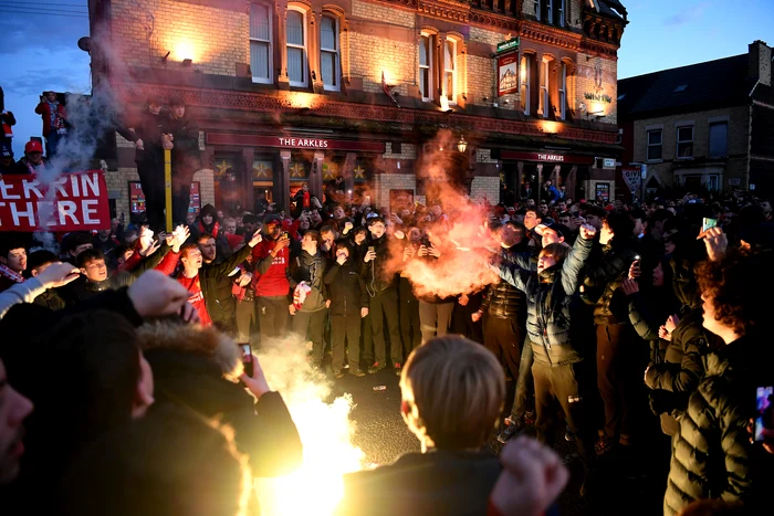
    Fanii lui FC Liverpool n-au păstrat distanța înaintea partidei cu Atletico MadridFoto: Guliver / GettyImages  