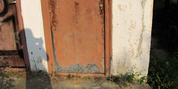 Elevii din Dognecea încep noul an școlar în aceleași condiții, cu toaletele ruginite și fără apă curentă  