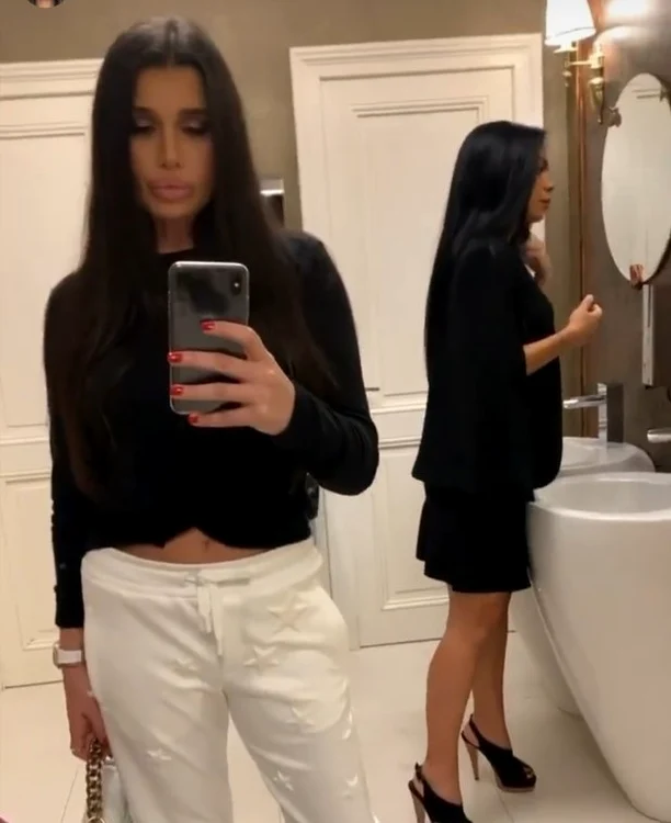 Elena Băsescu, într-un club, alături de o prietenă. Buzele ies în evidență, de departe