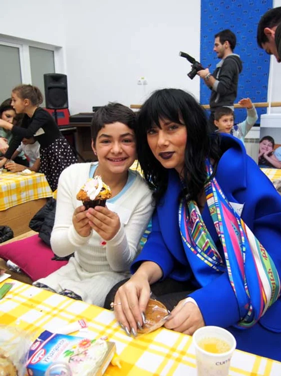 
    Sophia s-a simţit minunat în mijlocul copiilor  