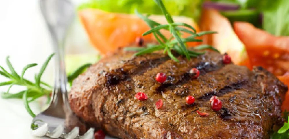 Analiză privind coșul de cumpărături al românilor în decembrie: oltenii preferă porcul, moldovenii cumpără conserve. Zona care preferă mezelurile