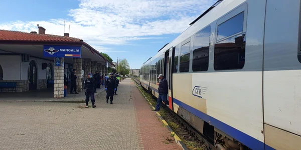 Gara din Mangalia, păzită de jandarmi  Toți cei care coboară din tren sunt verificați jpeg