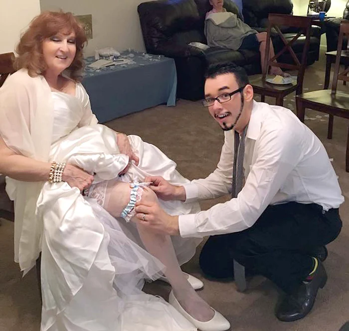 Mireasa a ţinut morţiş să facă momentul cu jarteaua