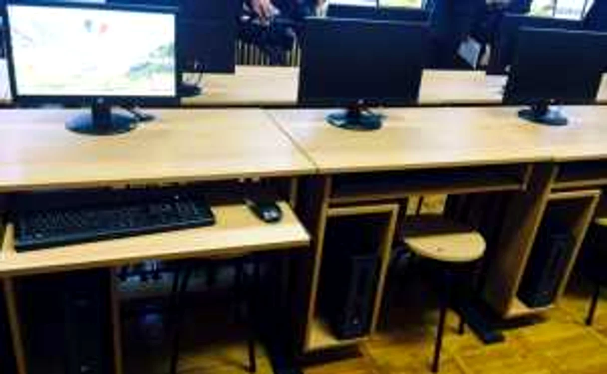 Laboratorul are 30 de calculatoare