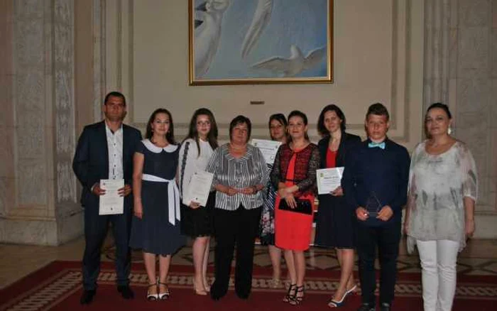 Profesori şi elevi bârlădeni premiaţi în Palatul Parlamentului FOTO Facebook