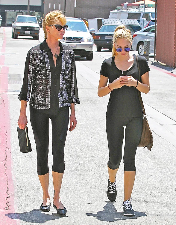 
    Melanie Griffith  ar putea trece  drept sora  fiicei sale,  Stella   
