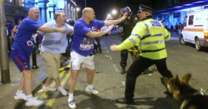 FOTBAL: Trei fani ai echipei Glasgow Rangers merg la tribunal
