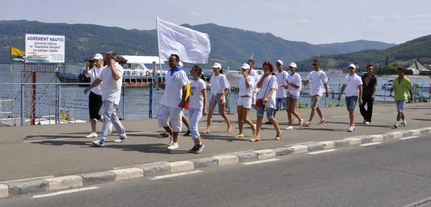 tineri pe faleza Dunării de la Orşova 
