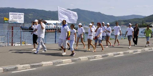 tineri pe faleza Dunării de la Orşova 