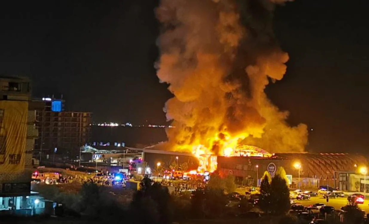 
    Clubul a fost amendat anul trecut pentru că nu avea autorizație de securitate la incendiuFoto: Digi24  