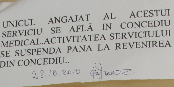 Acesta a fost afişul pus recent pe uşa instituţiei