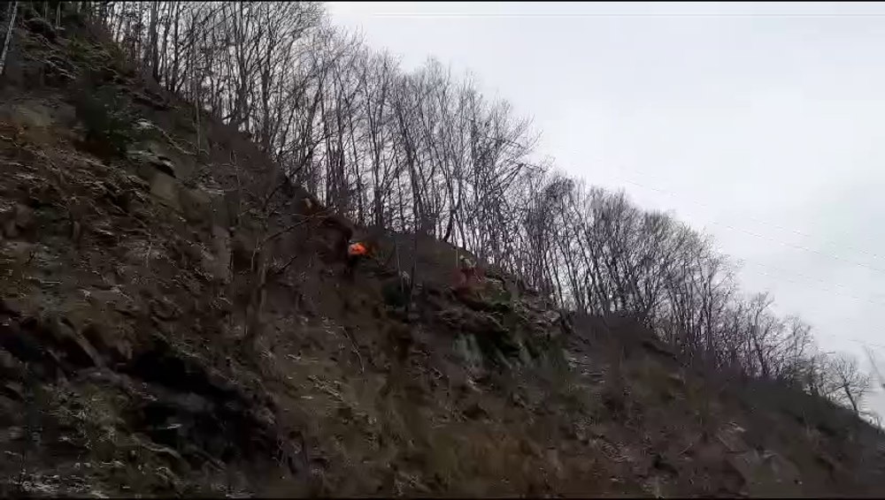 Se circulă cu dificultate pe drumul din Defileul Jiului. Se efectuează lucrări de rănguire a versanților VIDEO