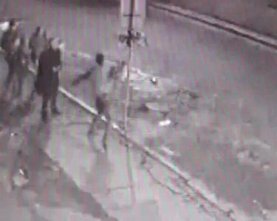 Băut bine, individul se ia la bătaie cu semnul de circulaţie