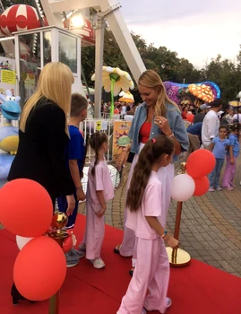 Valentina Pelinel și gemenele, la aniversarea Miramagica foto: Alina Erimia 