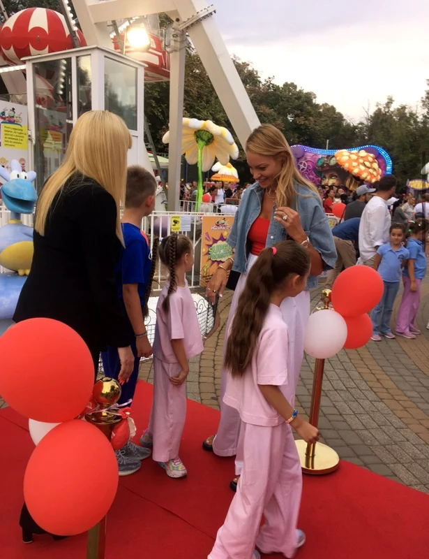 Valentina Pelinel și gemenele, la aniversarea Miramagica foto: Alina Erimia 