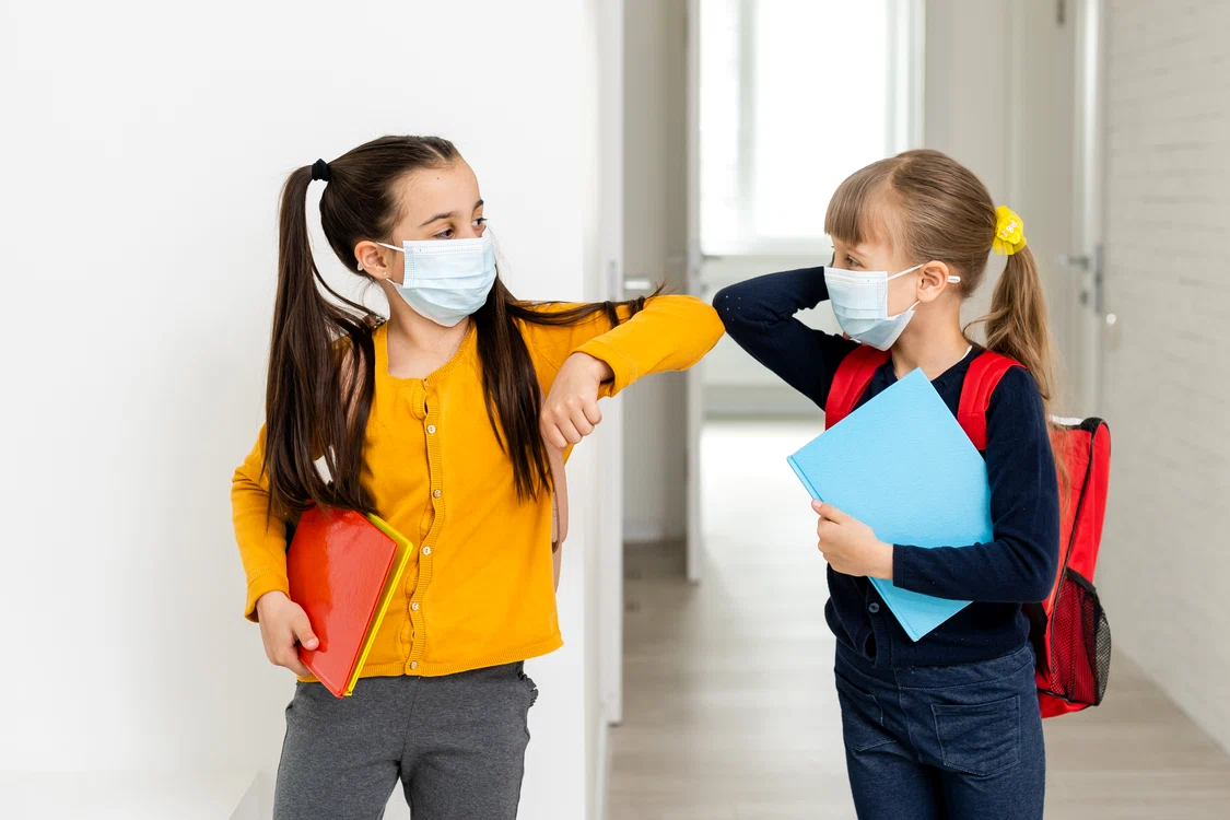 Elevii din clasele primare nu vor mai avea voie la școală cu telefonul / foto: Shutterstock]