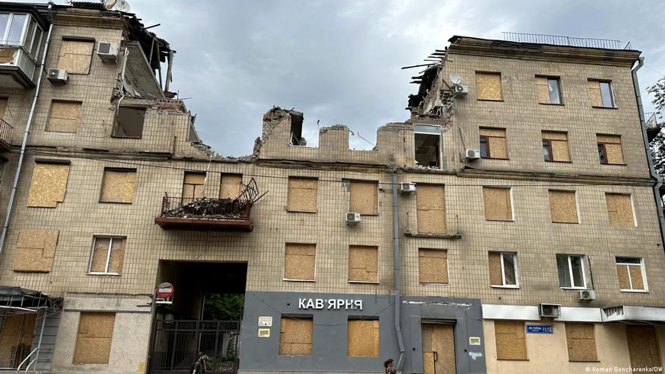 Clădire distrusă cu o fostă cafenea în centrul Harkovului