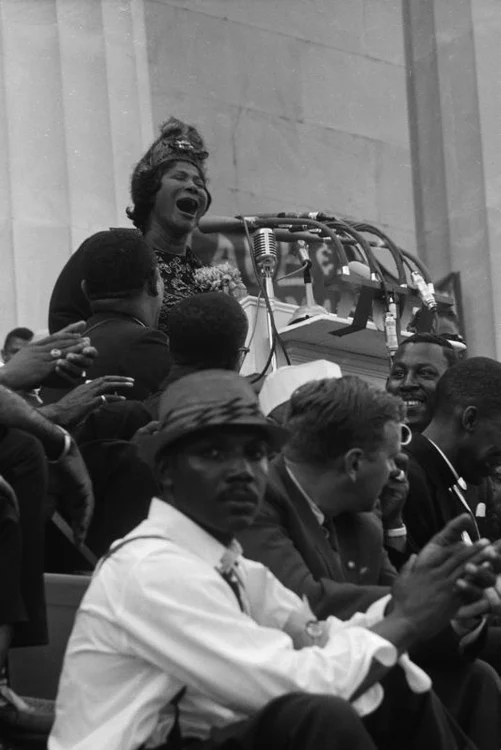 Mahalia Jackson cântă pe treptele Lincoln Memorial din Washington