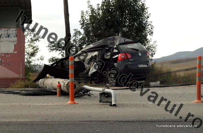 Accident Macon Hunedoara. VW în stâlp. Foto: Daniel Guță