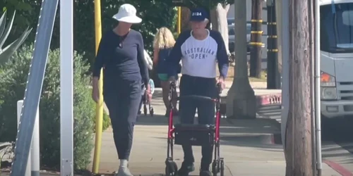 Actorul George Lazenby și fosta sa soție, fosta tenismenă Pam Shriver Foto Captură video YouTube jpg