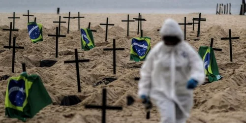 Protest organizat de NGO Rio de Paz pe plaja Copacabana din Rio de Janeiro Brazilia FOTO EPA-EFE / Antonio Lacerda