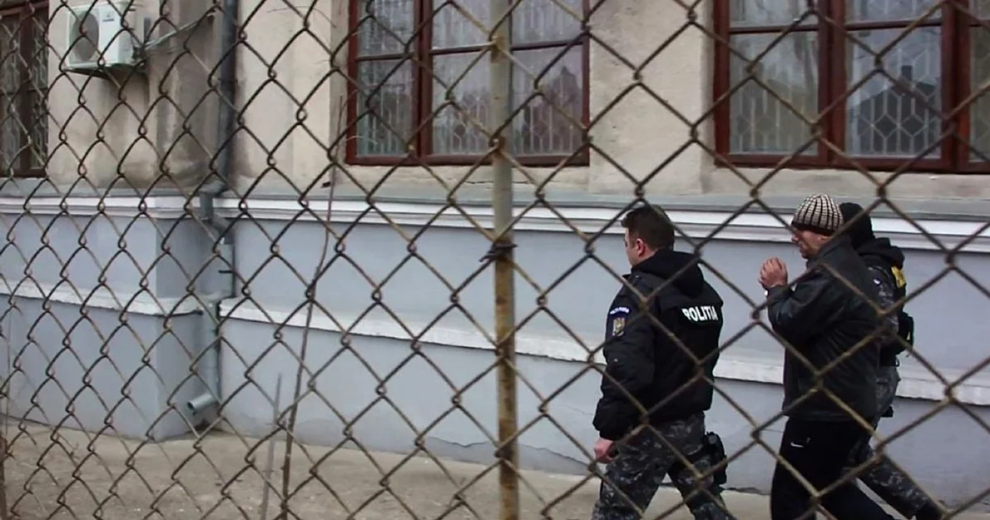Cei doi suspecţi au fost duşi pentru audieri la sediul IPJ Olt din Slatina...
