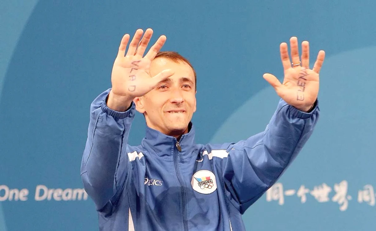 
    Mihai Covaliu şi-a scris pe palme numele copiilor după câştigarea bronzului olimpic din 2008Foto: Guliver/ GettyImages  