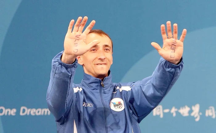 Mihai Covaliu şi-a scris pe palme numele copiilor după câştigarea bronzului olimpic din 2008Foto: Guliver/ GettyImages