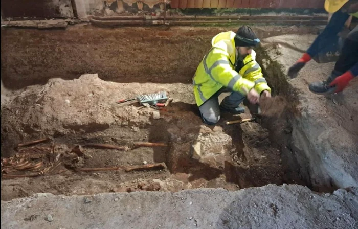 O biserică veche de piatră, posibil ctitorie a lui Mircea cel Bătrân, scoasă la iveală în Vâlcea