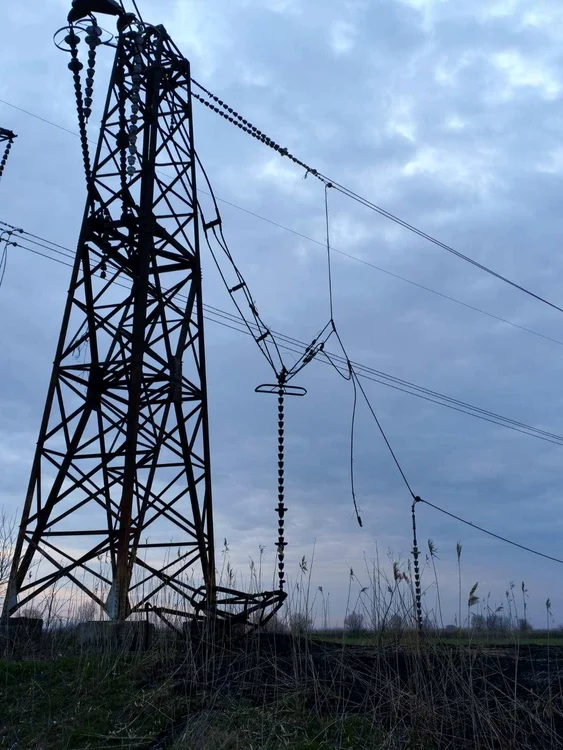 Linia Isaccea-Vulcănești, defectată în urma atacurilor ruse. FOTO:Facebook.com/ Dorin Junghietu