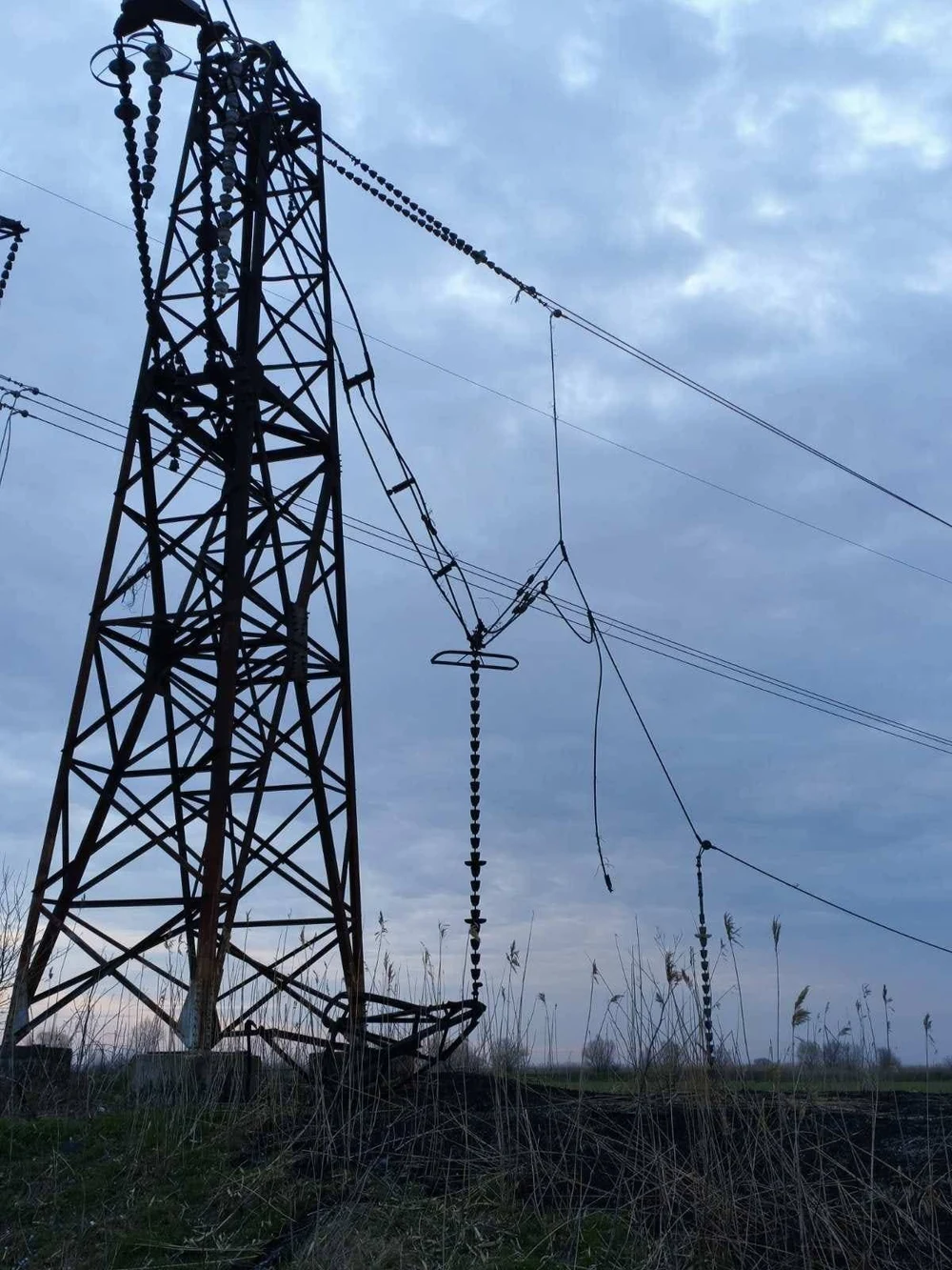 Linia electrică Isaccea-Vulcănești, avariată în urma bombardamentelor Rusiei, reparată