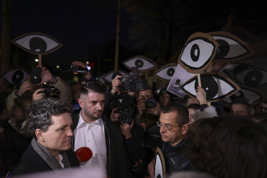 Nicușor Dan a pierdut aproape jumătate din încrederea românilor într-un an. Ce explică declinul din sondaje