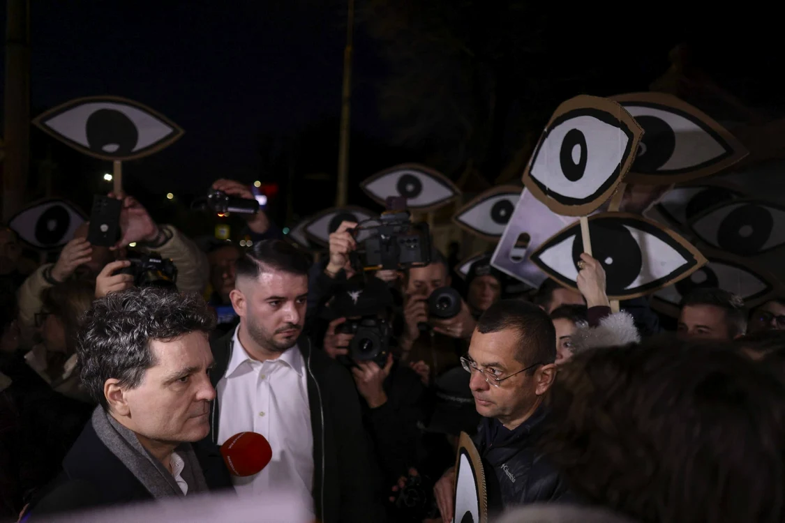 Nicușor Dan discută cu protestatarii adunați în fața Palatului Cotroceni