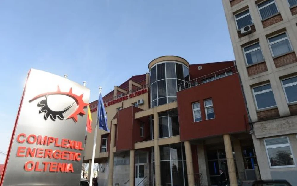 Protest în fața sediului Complexului Energetic Oltenia. Sute de angajați riscă să rămână fără loc de muncă