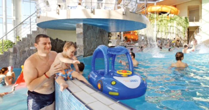 În timpul liber, braşovenii merg să înoate în bazin 