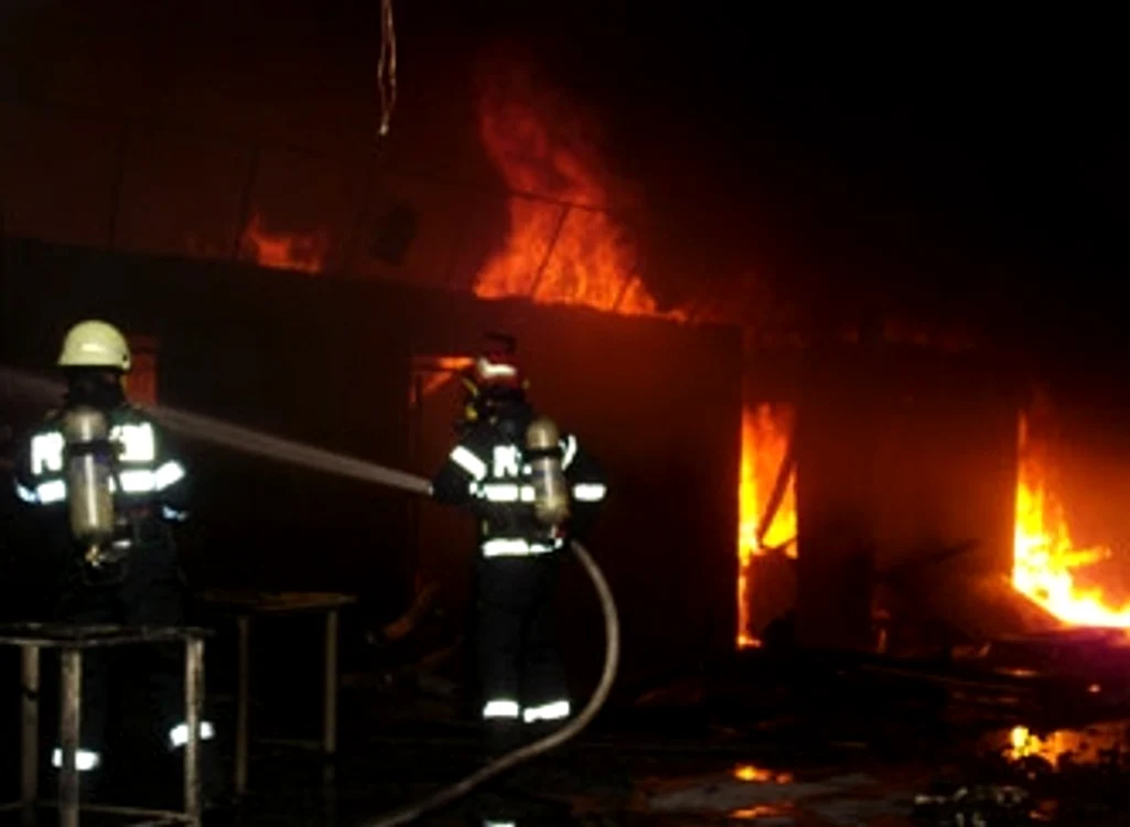 
    Incendiul s-a extins pe o suprafaţă de 2.000 de metri pătraţiFoto Adevarul  