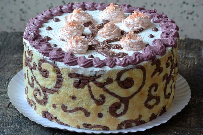 
    Tort cu fructe de pădure  