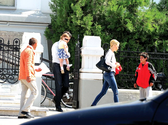 
    Cristina şi Dragoş au ieşit  val-vârtej din biserică şi  au ignorat rugăminţile  cerşetorilorFoto: Blitz  