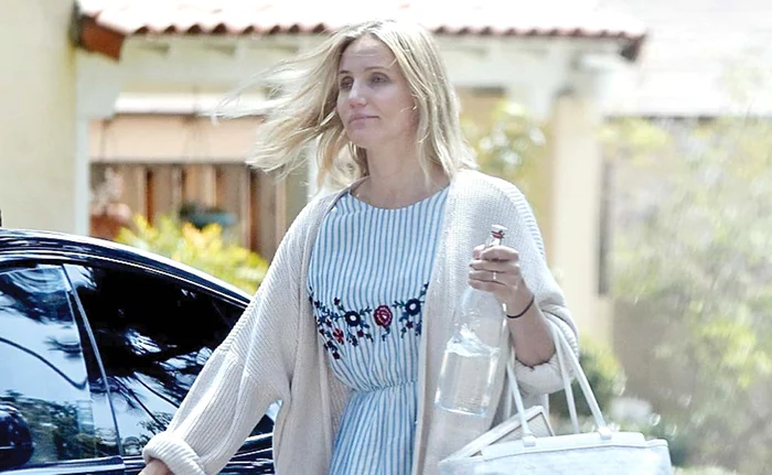 
    Coboară din maşină cu un aer de divă...Foto: Hepta  