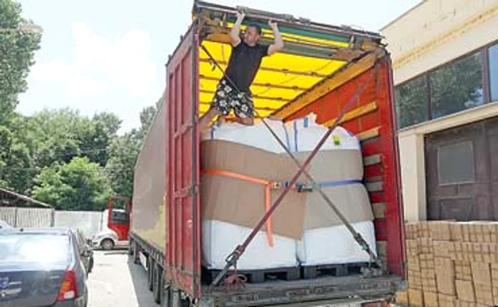 
    Şoferul Alexei  Dimitrov, în  curtea IPJ Ilfov Foto: Sever Gheorghe  