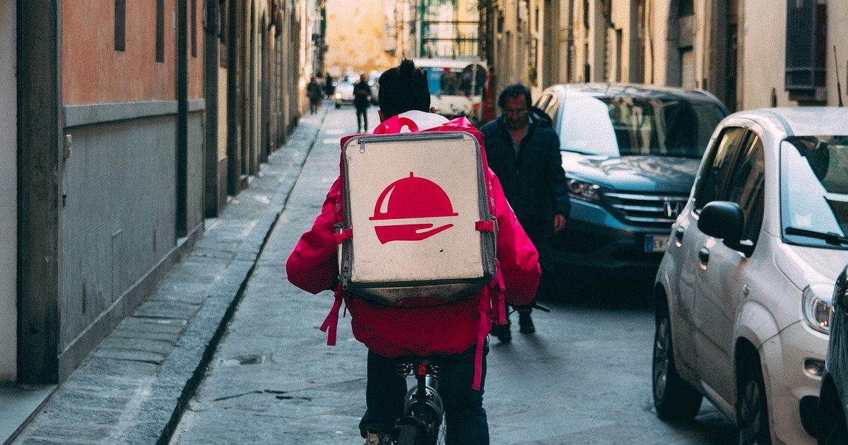 „I-am dat o stea”. De ce refuză românii să lase bacșiș livratorilor