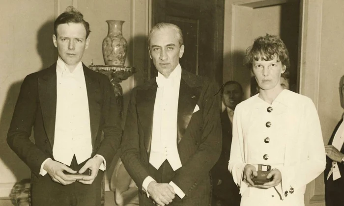 Decorarea aviatorilor americani Amelia Earhart și Charles Lindbergh cu ordinul românesc „Virtutea Aeronautică” (foto: Arhivele Diplomatice ale Ministerului Afacerilor Externe)