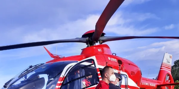 Elicopter SMURD pentru  un tânăr din Zătreni Vâlcea intrat în stop cardio-respirator după ce s-a înecat cu mâncare Foto Adevărul