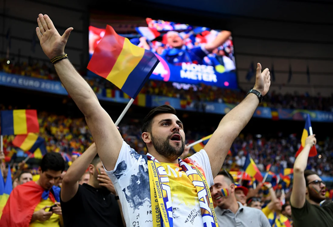 
    Bannerul afișat de fanii români la meciul cu FranțaSursă: AP  