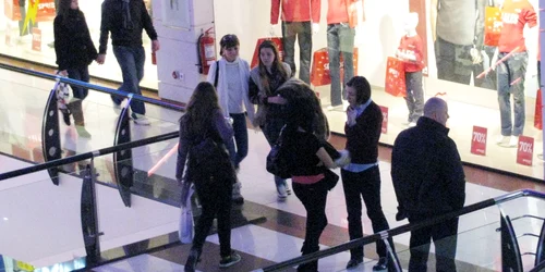 Tinerii vin la mall atât pentru cumpărături, cât şi pentru a se întâlni cu prietenii