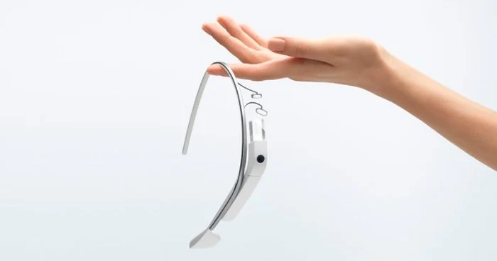 Google Glass, ochelarii inteligenţi ai gigantului online.