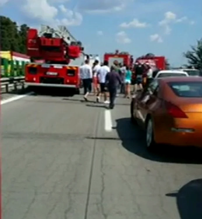 LA fața locului au sosit trei ambulanțe și va fi trimis și un elicopter ISU