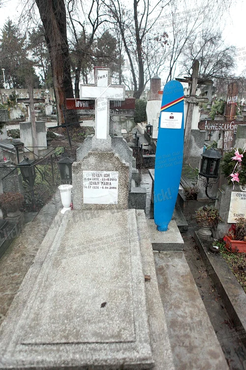 În locul în care Adrian îşi va dormi somnul de veci, a fost amplasată o pală de elice albastră, pe care stă scrisă toată activitatea sa de 36 de ani printre nori